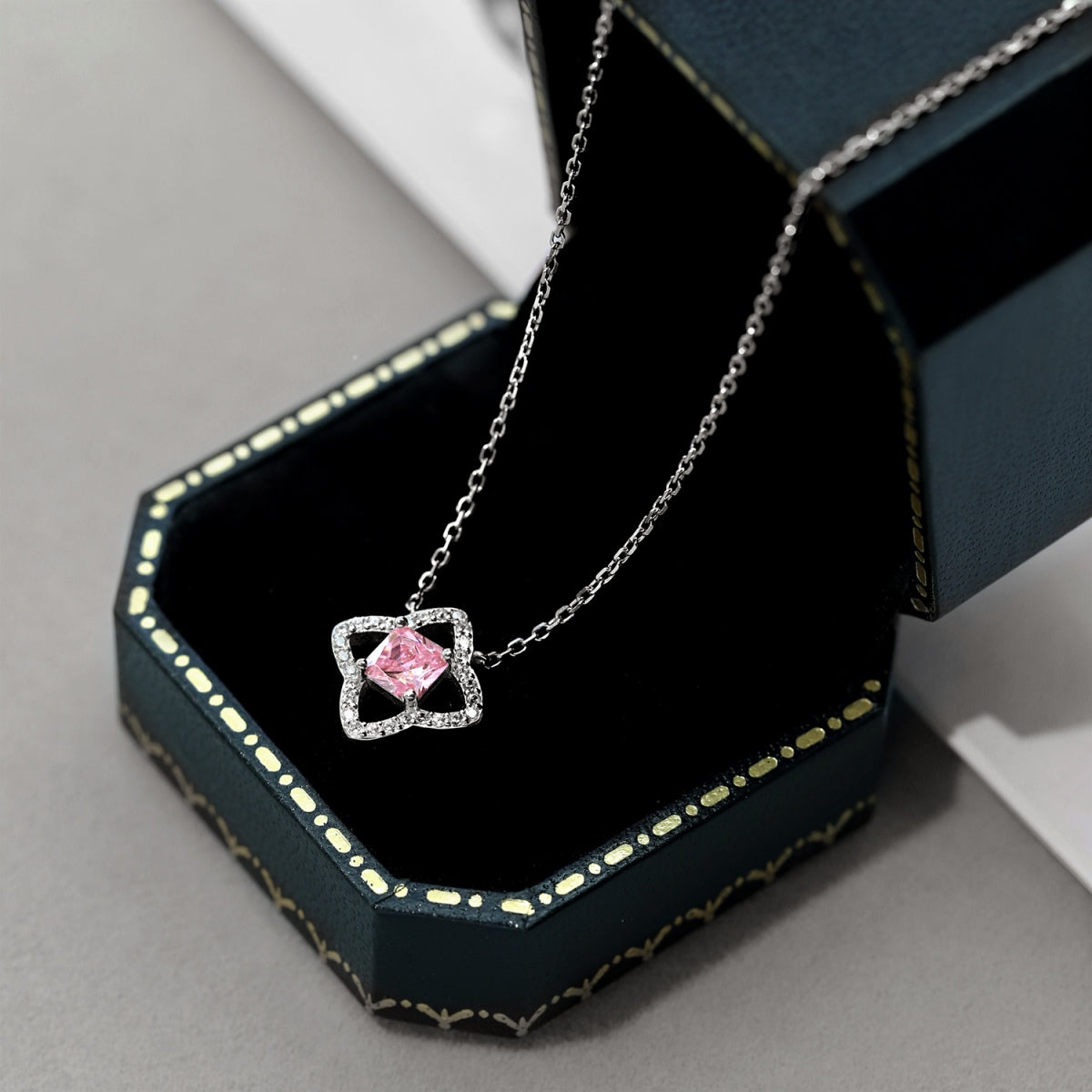 [Luck&Love]Exquisite Flower Shape Princess Cut Necklace