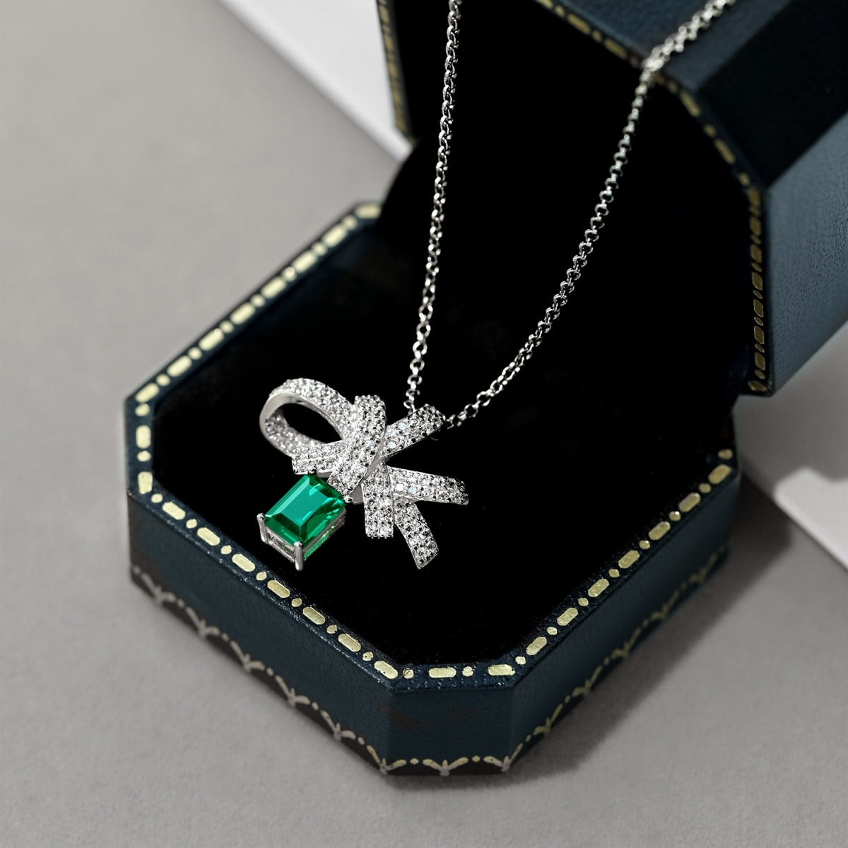 [Luck&Love]Luxurious Flower Shape Emerald Cut Necklace